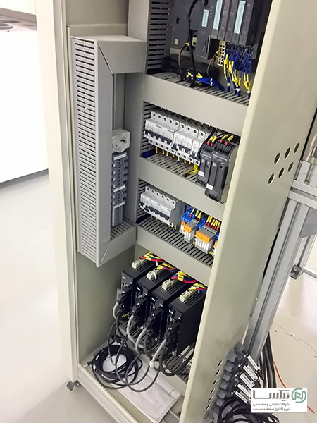 تابلو سیستم کنترل PLC یکی از اجزا ماشین آلات صنعتی و ربات صنعتی